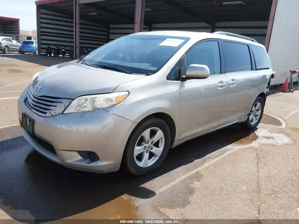 5TDKZ3DC1HS787974 2017 TOYOTA SIENNA - Image 2