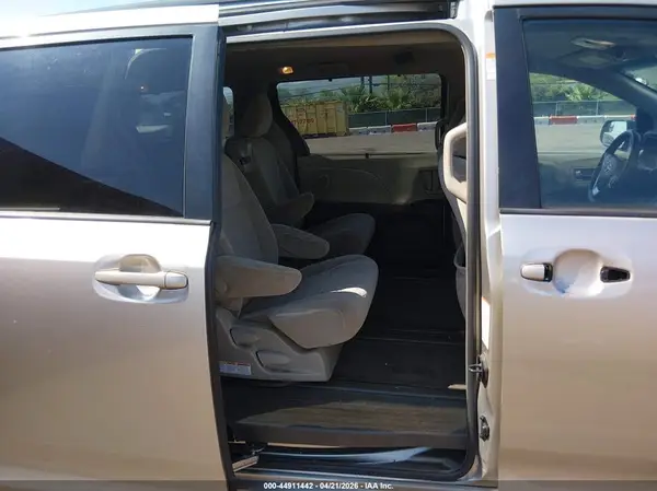 5TDKZ3DC1HS787974 2017 TOYOTA SIENNA - Image 8