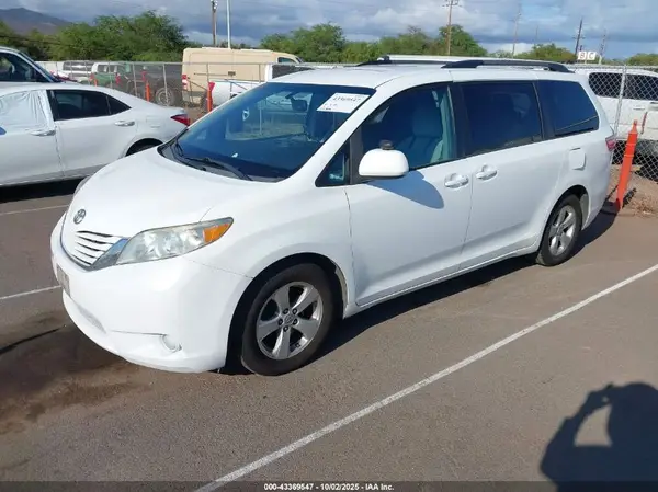 5TDKZ3DC1HS788297 2017 TOYOTA SIENNA - Image 2
