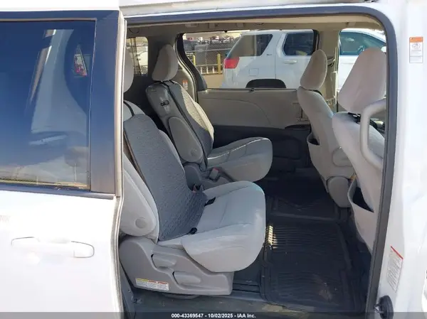 5TDKZ3DC1HS788297 2017 TOYOTA SIENNA - Image 8