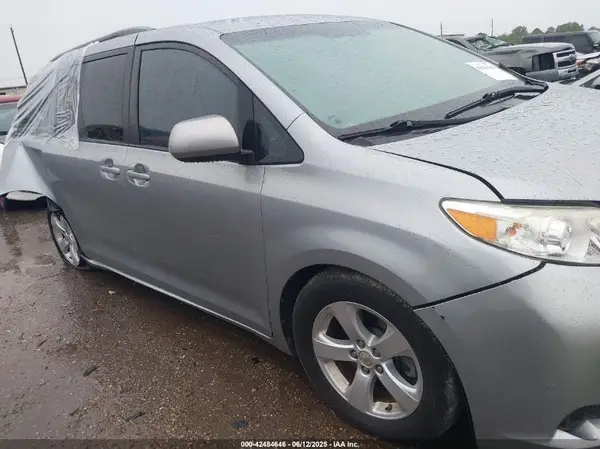 5TDKZ3DC1HS788784 2017 TOYOTA SIENNA - Image 1