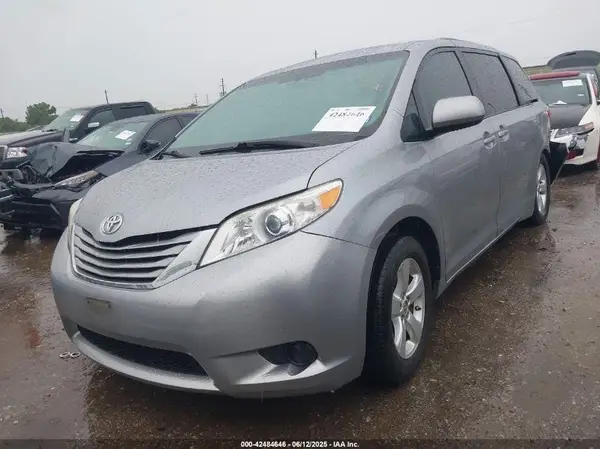 5TDKZ3DC1HS788784 2017 TOYOTA SIENNA - Image 2