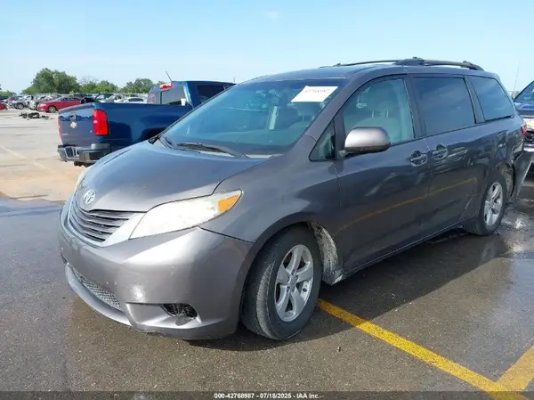 5TDKZ3DC1HS789577 2017 TOYOTA SIENNA - Image 2