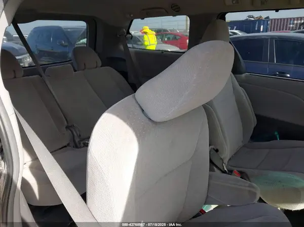 5TDKZ3DC1HS789577 2017 TOYOTA SIENNA - Image 8
