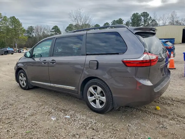 5TDKZ3DC1HS791863 2017 TOYOTA SIENNA - Image 2