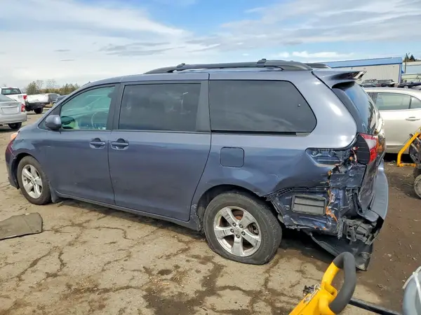 5TDKZ3DC1HS792883 2017 TOYOTA SIENNA - Image 2