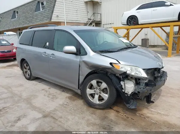 5TDKZ3DC1HS793726 2017 TOYOTA SIENNA - Image 1