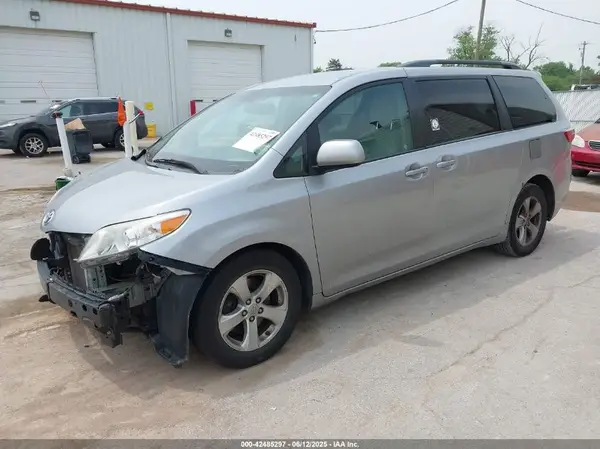 5TDKZ3DC1HS793726 2017 TOYOTA SIENNA - Image 2