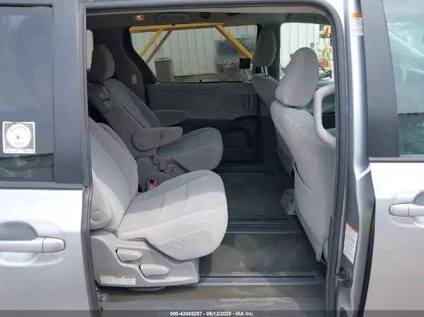 5TDKZ3DC1HS793726 2017 TOYOTA SIENNA - Image 8