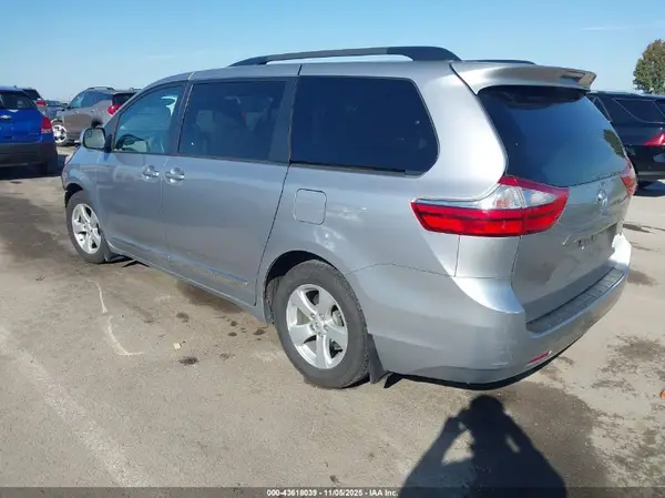 5TDKZ3DC1HS793791 2017 TOYOTA SIENNA - Image 2