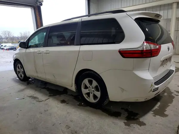 5TDKZ3DC1HS794679 2017 TOYOTA SIENNA - Image 2