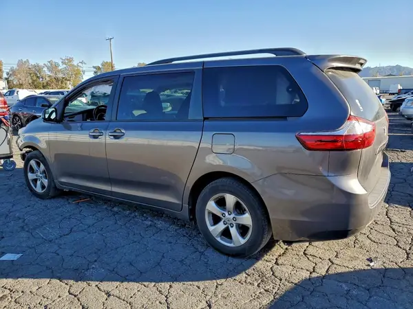 5TDKZ3DC1HS795072 2017 TOYOTA SIENNA - Image 2