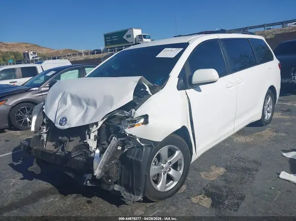 5TDKZ3DC1HS795637 2017 TOYOTA SIENNA - Image 2