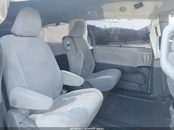 5TDKZ3DC1HS795637 2017 TOYOTA SIENNA - Image 8