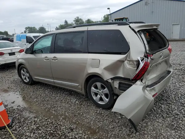 5TDKZ3DC1HS795802 2017 TOYOTA SIENNA - Image 2