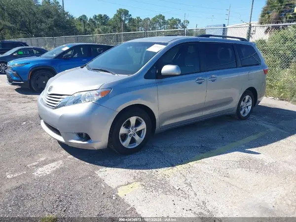 5TDKZ3DC1HS801470 2017 TOYOTA SIENNA - Image 2