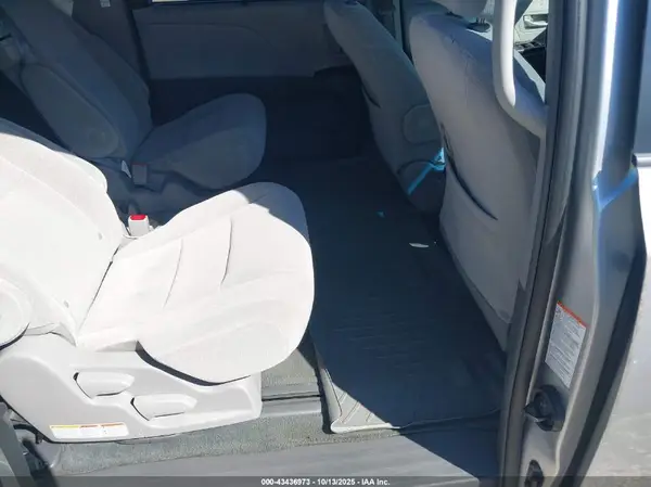 5TDKZ3DC1HS801470 2017 TOYOTA SIENNA - Image 8