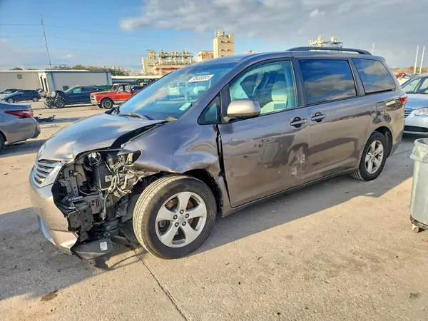 5TDKZ3DC1HS803056 2017 TOYOTA SIENNA - Image 1