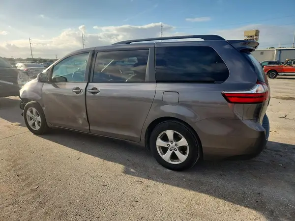 5TDKZ3DC1HS803056 2017 TOYOTA SIENNA - Image 2