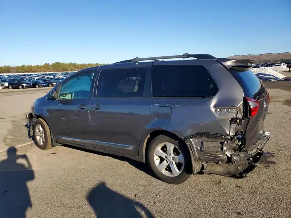 5TDKZ3DC1HS808029 2017 TOYOTA SIENNA - Image 2