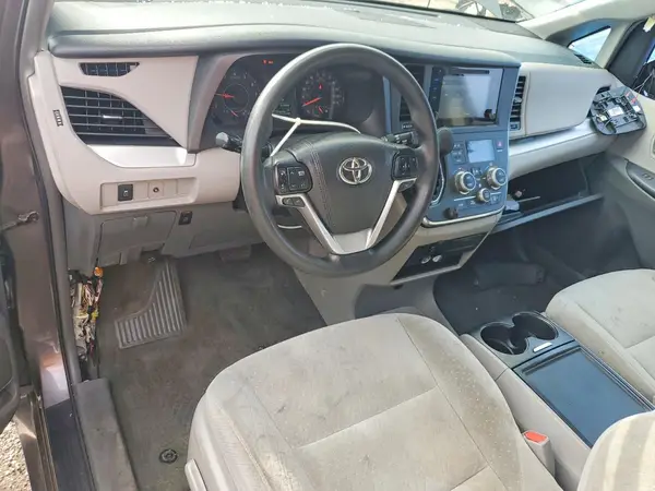 5TDKZ3DC1HS808029 2017 TOYOTA SIENNA - Image 8