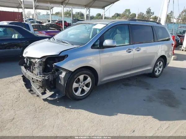 5TDKZ3DC1HS809066 2017 TOYOTA SIENNA - Image 2