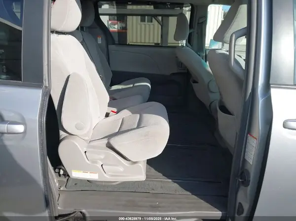 5TDKZ3DC1HS809066 2017 TOYOTA SIENNA - Image 8