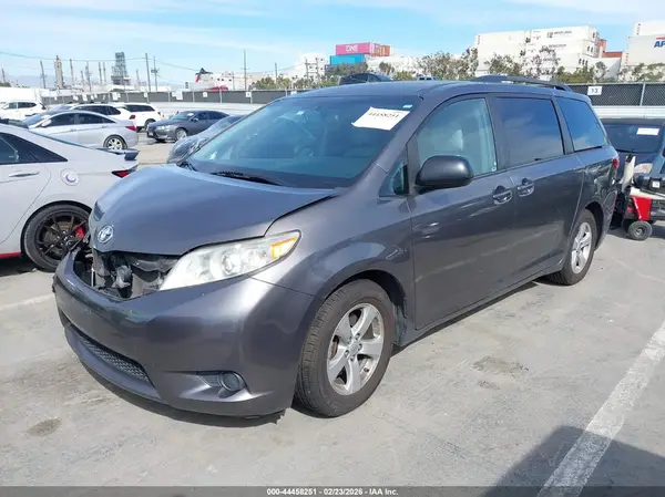 5TDKZ3DC1HS813716 2017 TOYOTA SIENNA - Image 2