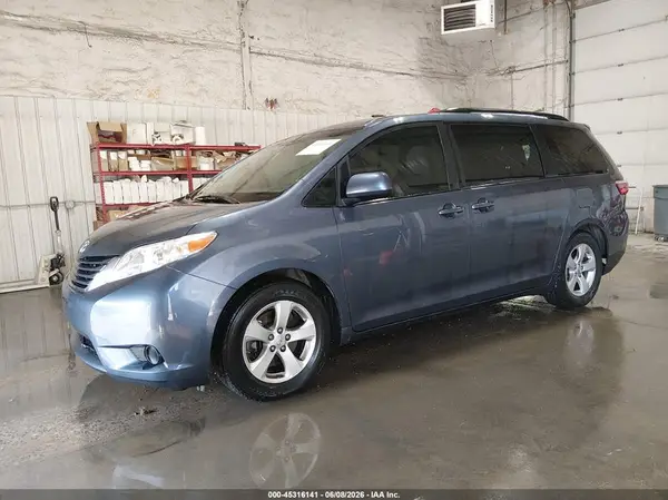 5TDKZ3DC1HS814493 2017 TOYOTA SIENNA - Image 2