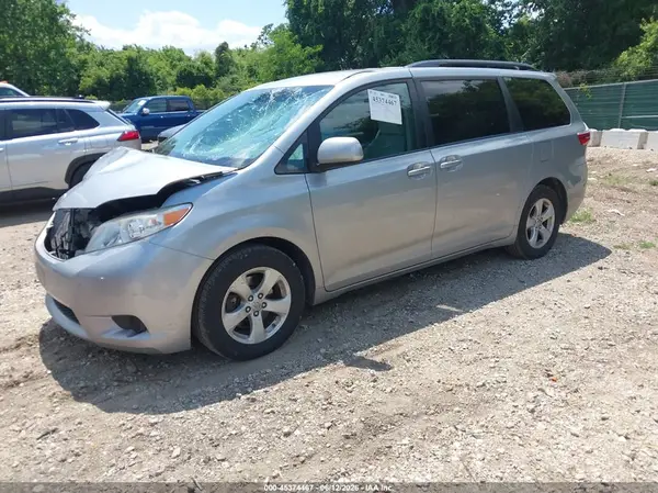 5TDKZ3DC1HS820178 2017 TOYOTA SIENNA - Image 2