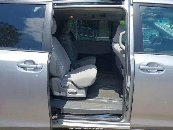 5TDKZ3DC1HS820178 2017 TOYOTA SIENNA - Image 8