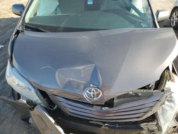 5TDKZ3DC1HS820732 2017 TOYOTA SIENNA - Image 2