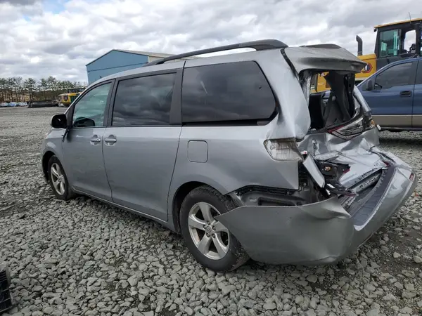5TDKZ3DC1HS822772 2017 TOYOTA SIENNA - Image 2