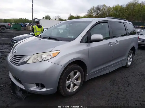 5TDKZ3DC1HS823792 2017 TOYOTA SIENNA - Image 2