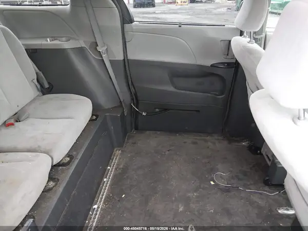 5TDKZ3DC1HS823792 2017 TOYOTA SIENNA - Image 8