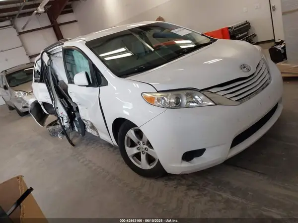 5TDKZ3DC1HS825297 2017 TOYOTA SIENNA - Image 1