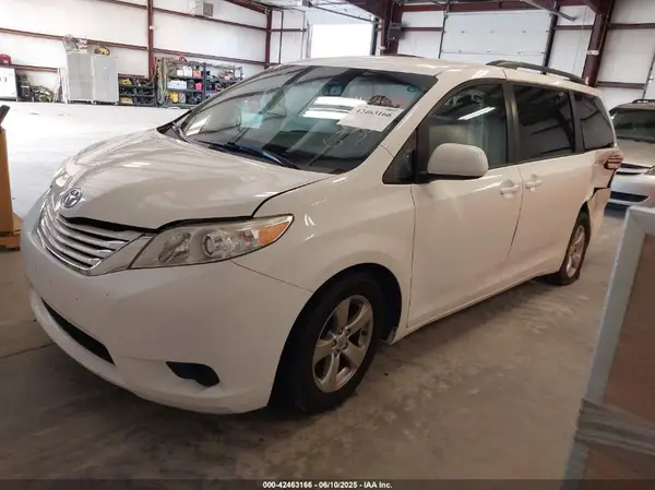 5TDKZ3DC1HS825297 2017 TOYOTA SIENNA - Image 2