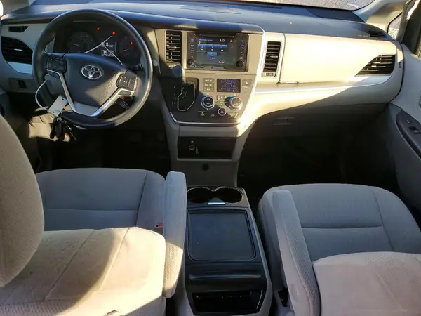 5TDKZ3DC1HS826224 2017 TOYOTA SIENNA - Image 8