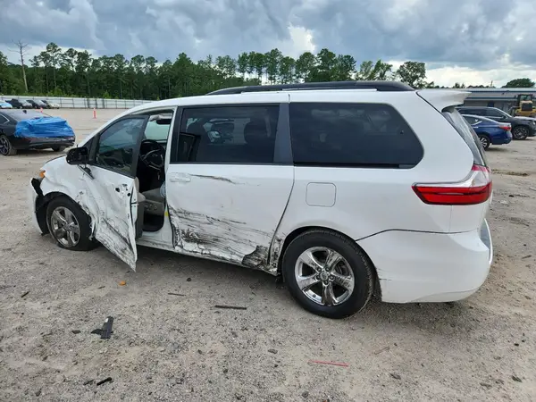 5TDKZ3DC1HS830743 2017 TOYOTA SIENNA - Image 2