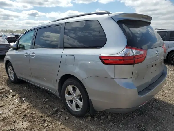 5TDKZ3DC1HS831861 2017 TOYOTA SIENNA - Image 2