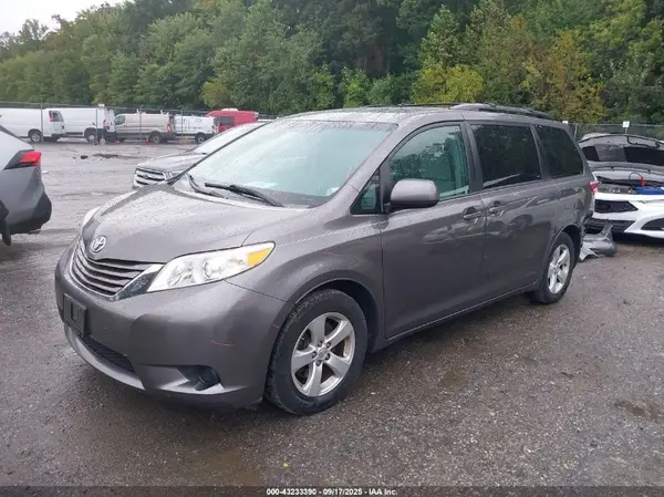 5TDKZ3DC1HS831889 2017 TOYOTA SIENNA - Image 2