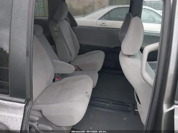 5TDKZ3DC1HS831889 2017 TOYOTA SIENNA - Image 8