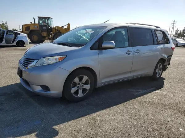 5TDKZ3DC1HS835165 2017 TOYOTA SIENNA - Image 1