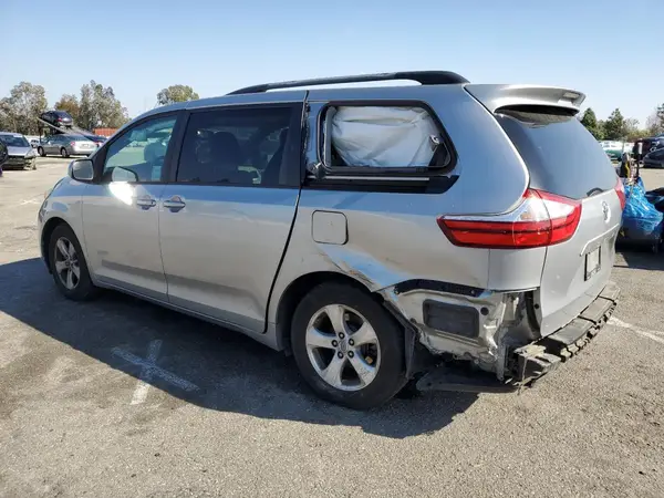 5TDKZ3DC1HS835165 2017 TOYOTA SIENNA - Image 2