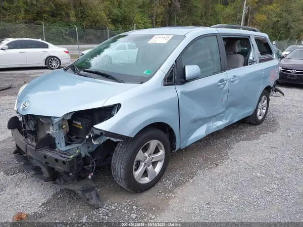 5TDKZ3DC1HS836736 2017 TOYOTA SIENNA - Image 2
