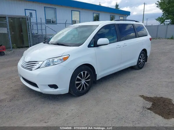 5TDKZ3DC1HS841614 2017 TOYOTA SIENNA - Image 2