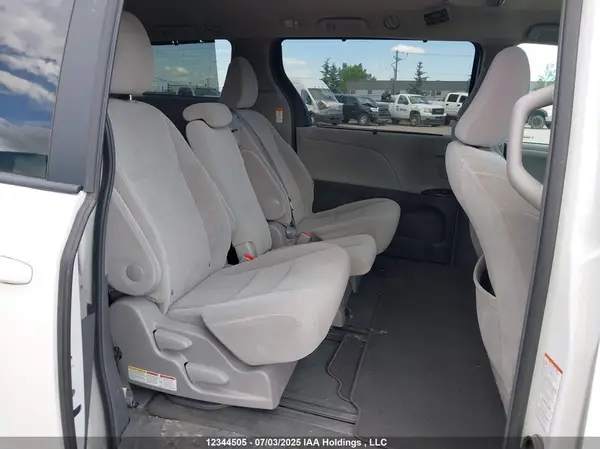 5TDKZ3DC1HS841614 2017 TOYOTA SIENNA - Image 8