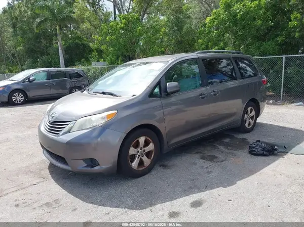 5TDKZ3DC1HS847347 2017 TOYOTA SIENNA - Image 2