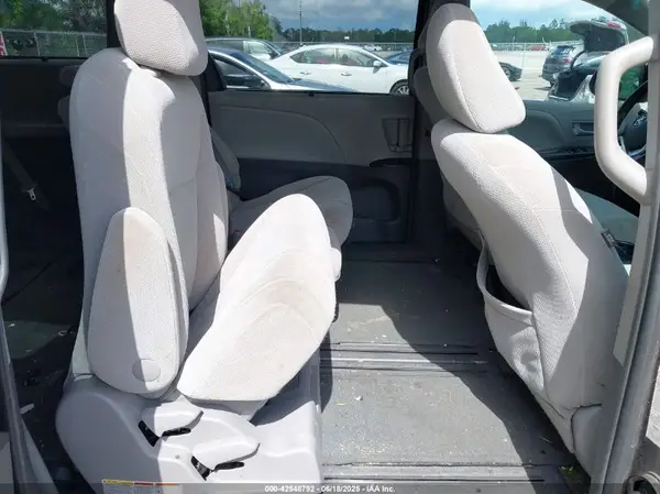 5TDKZ3DC1HS847347 2017 TOYOTA SIENNA - Image 8