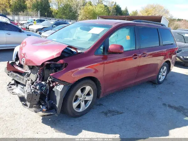 5TDKZ3DC1HS854928 2017 TOYOTA SIENNA - Image 2